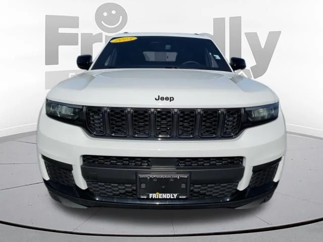 Used 2023 White Jeep Altitude image 8
