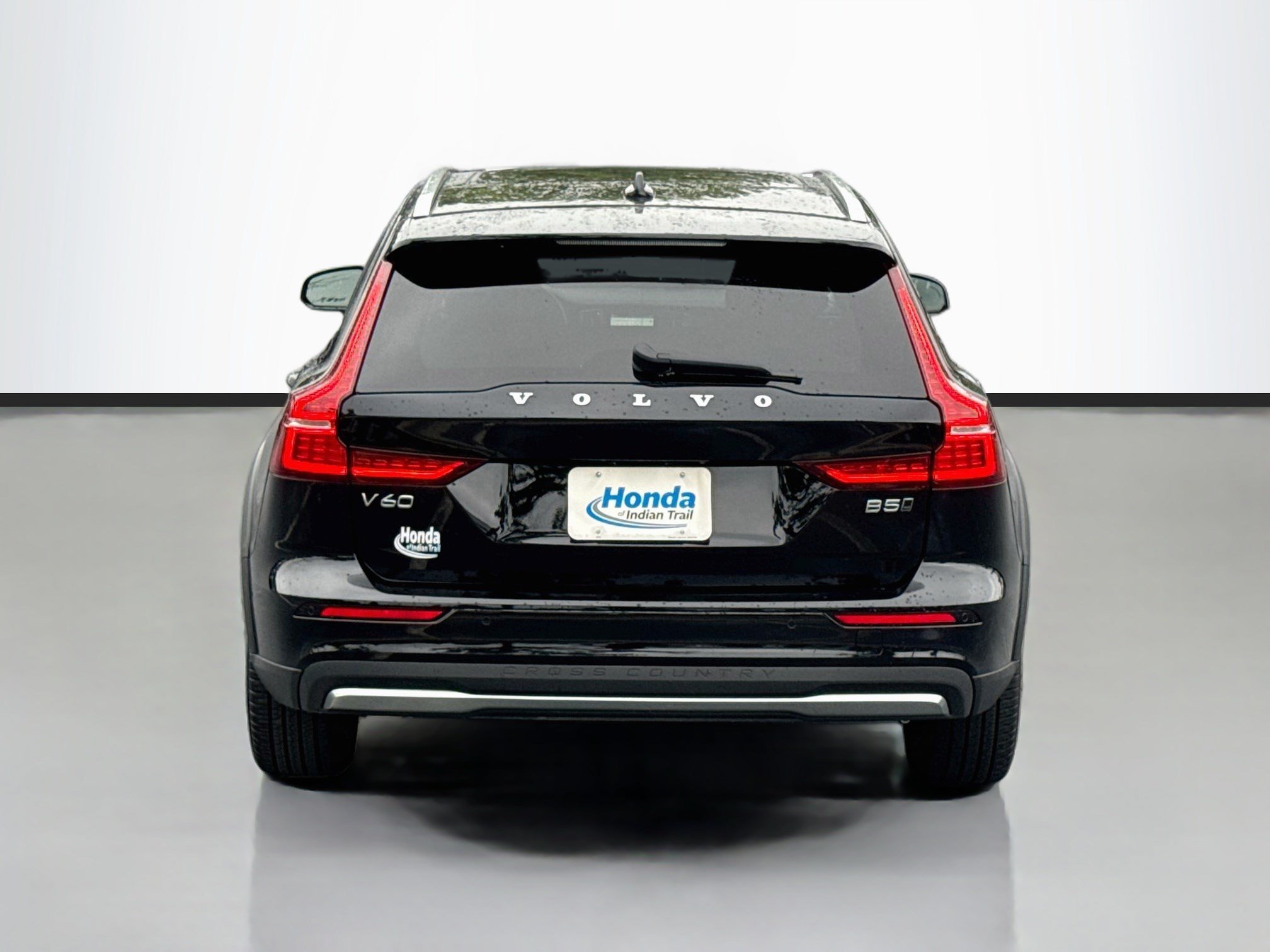 Used 2025 Onyx Black Metallic Volvo Plus image 6