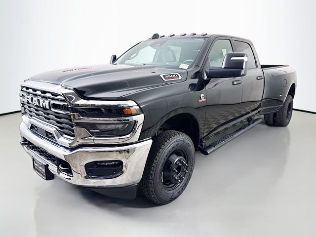 New 2026 Diamond Black Crystal Pearl-Coat Exterior Paint RAM Tradesman image 3