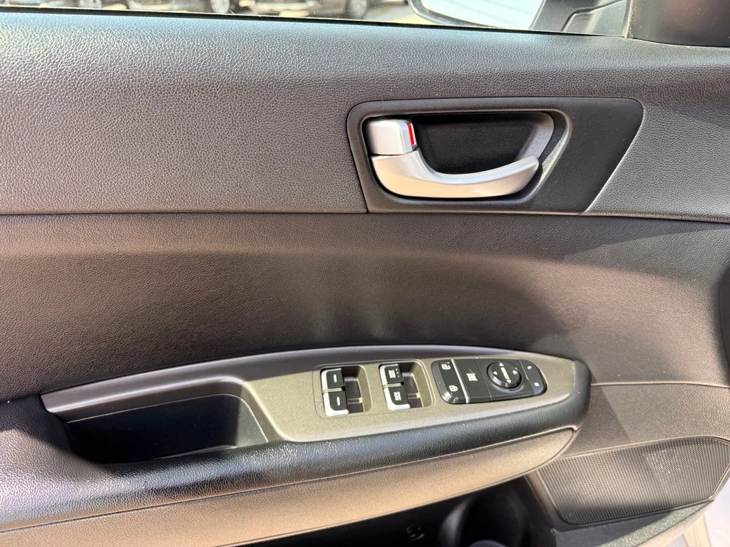 Used 2020 Silver Kia SE image 23