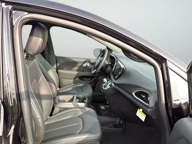 2026 Chrysler Pacifica Select - Photo 15