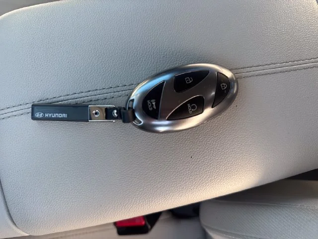Used 2025  Hyundai SEL image 33