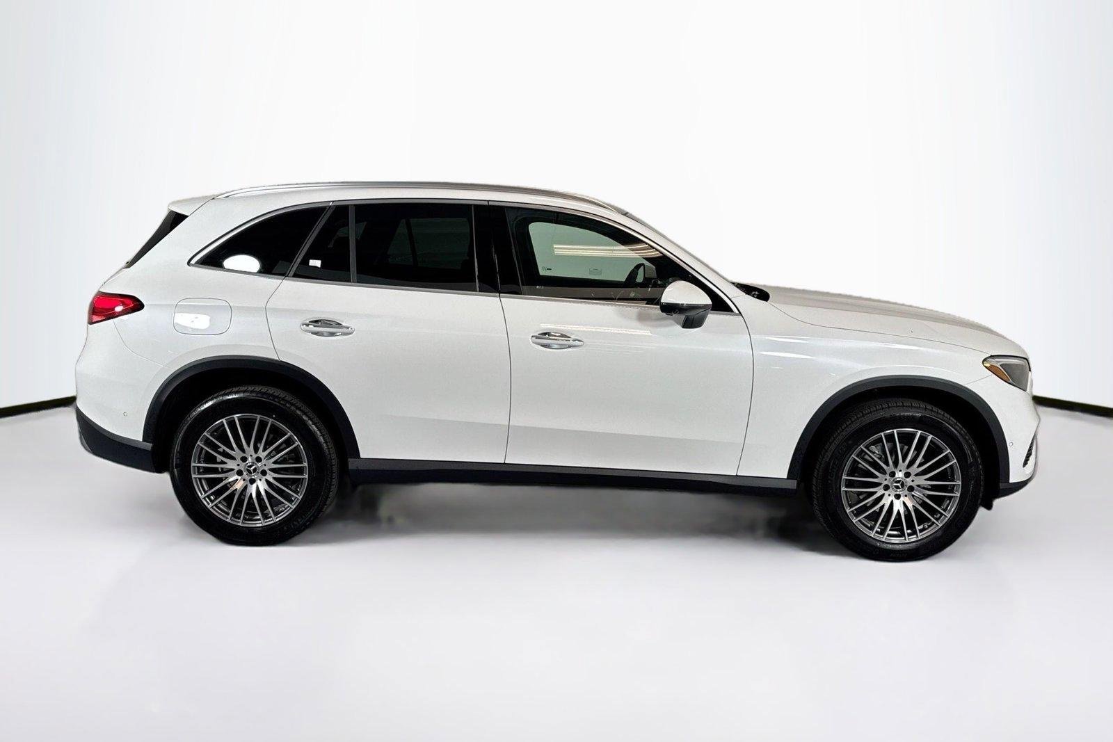 New 2026 Manufaktur Moonlight White Metallic Mercedes-Benz GLC 300 image 4