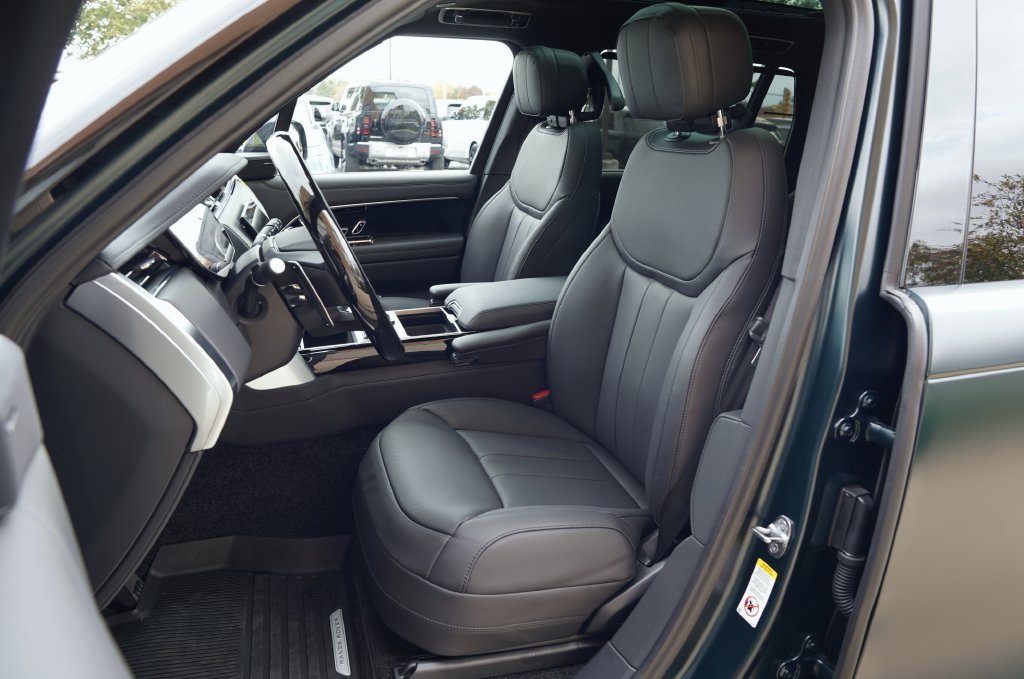 New 2027 British Racing Green Satin Land Rover SE image 12