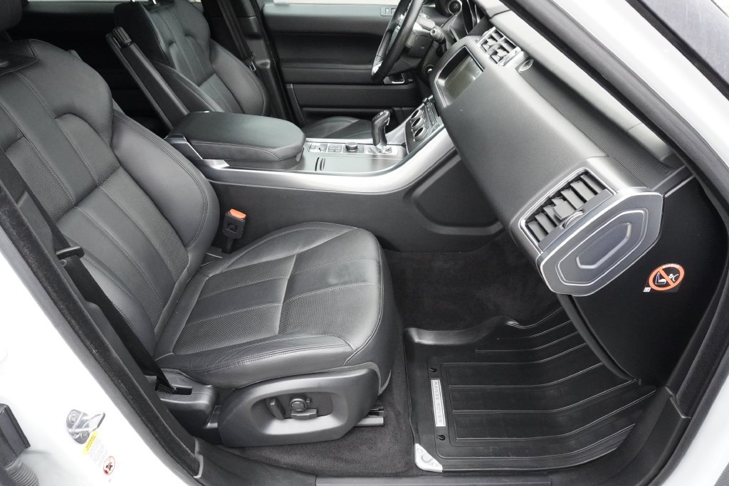 Used 2017 White Land Rover SE image 23