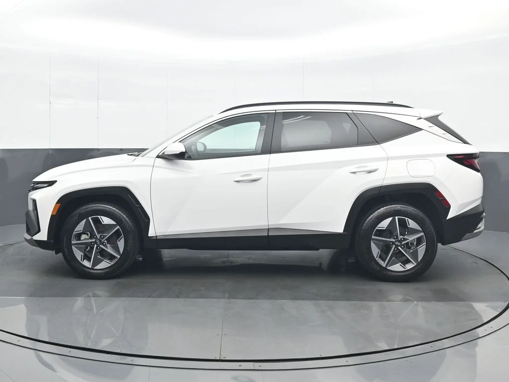 Used 2025 White Hyundai SEL image 3