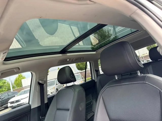 Used 2021 Pure White Volkswagen SE image 15