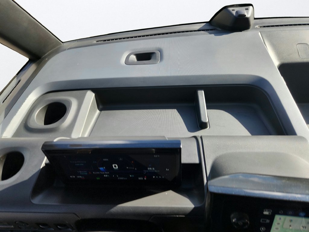 Used 2025 White Chevrolet 600 image 23