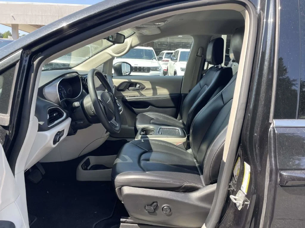 Used 2023 Black Chrysler Touring L image 23
