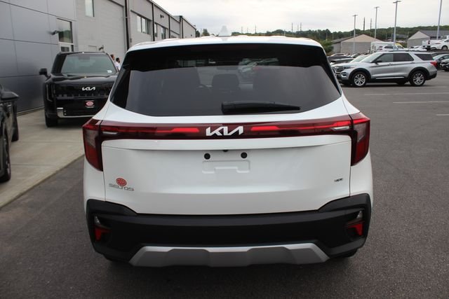 Used 2025 White Kia LX image 27