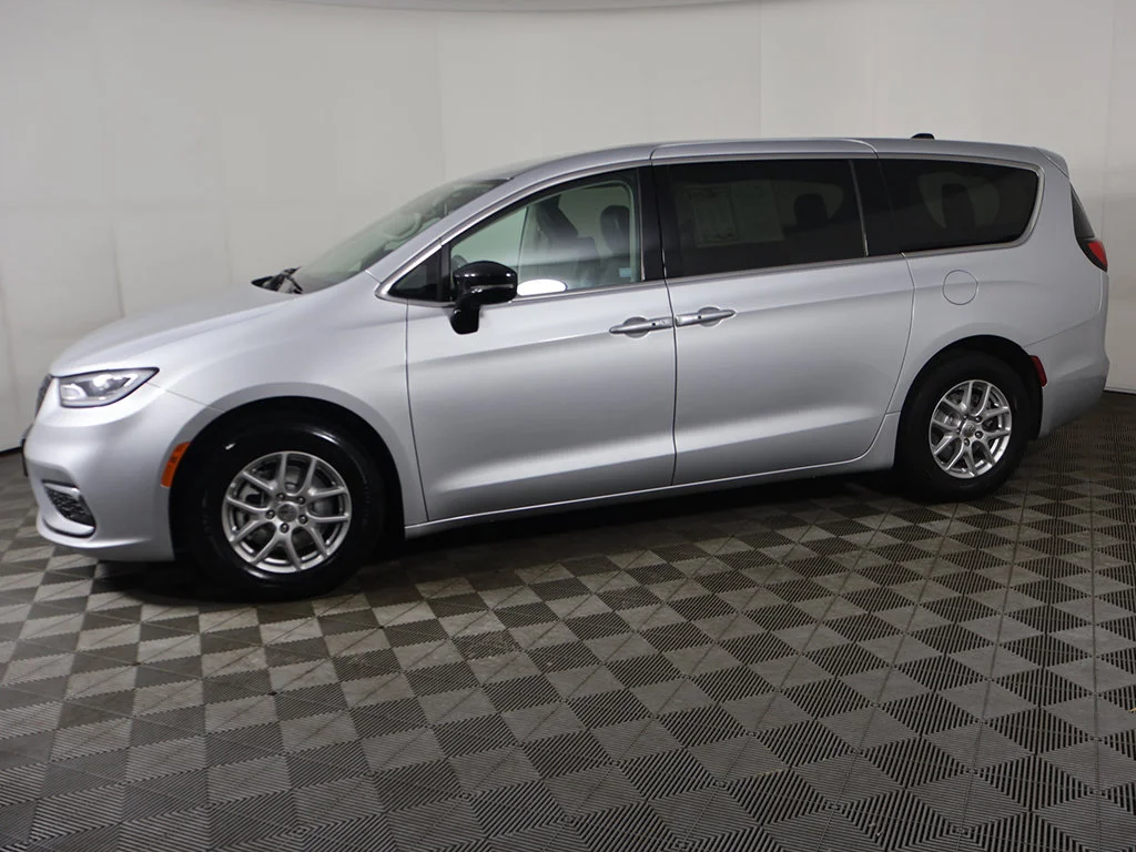 Used 2024 Silver Mist Clearcoat Chrysler Touring L image 20