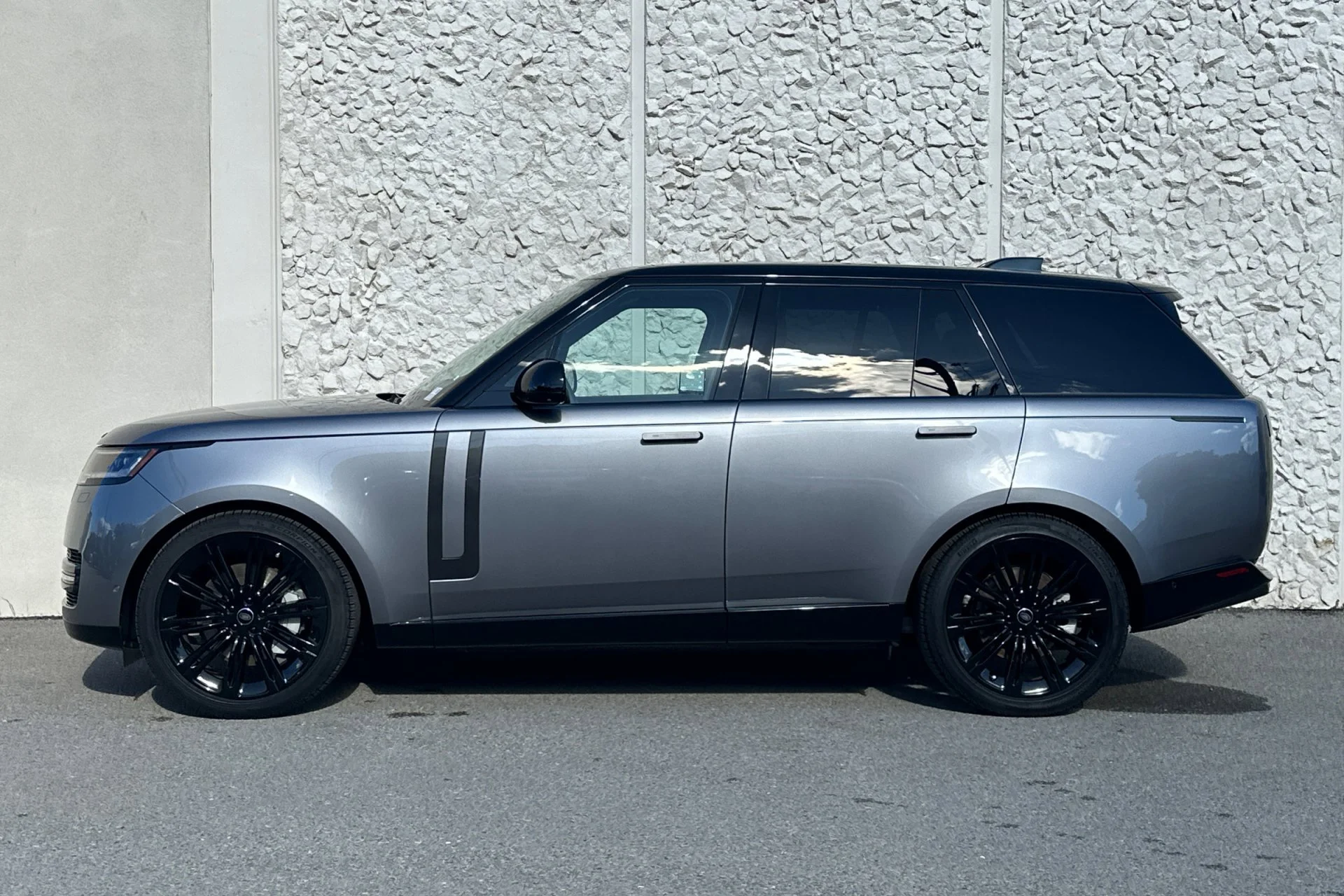 Used 2025 Eiger Grey Metallic Land Rover P530 SE image 5
