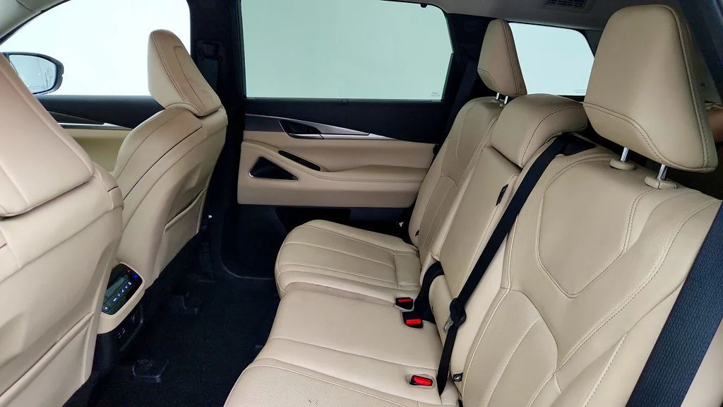 Used 2024 Majestic White INFINITI LUXE AWD w/ Vision Pkg & Bose Performance 17-Speaker Audio image 19