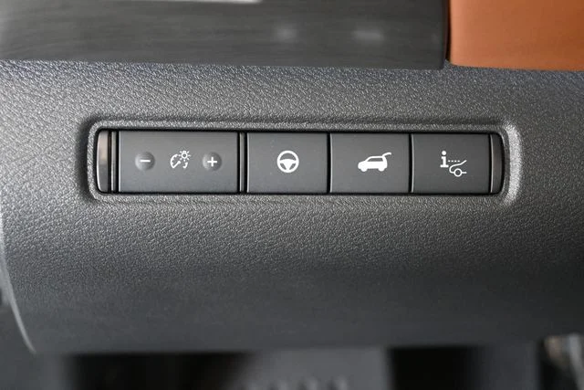 Used 2025 White Nissan Platinum image 25