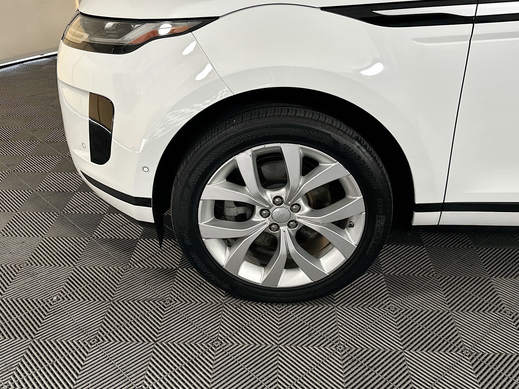 Used 2020 White Land Rover SE image 11