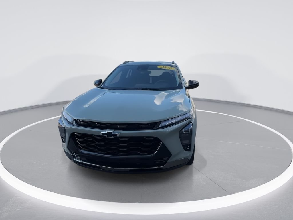 Used 2025 Green Chevrolet ACTIV image 3