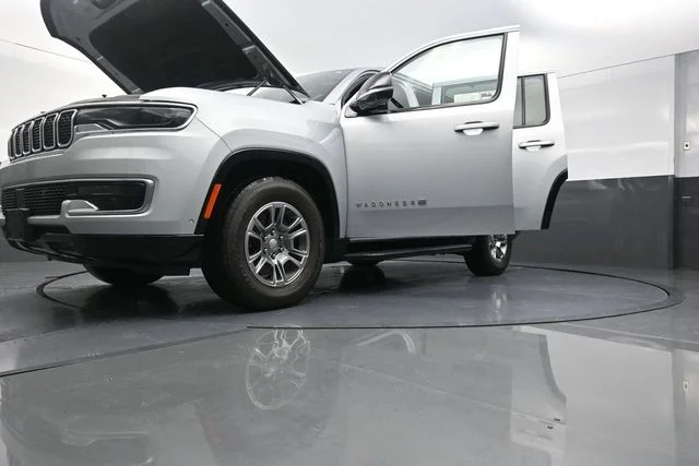 Used 2023 Silver Jeep Base image 32