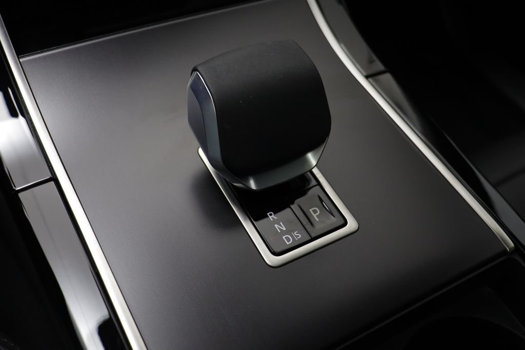 New 2026 Santorini Black LAND ROVER Dynamic SE image 13
