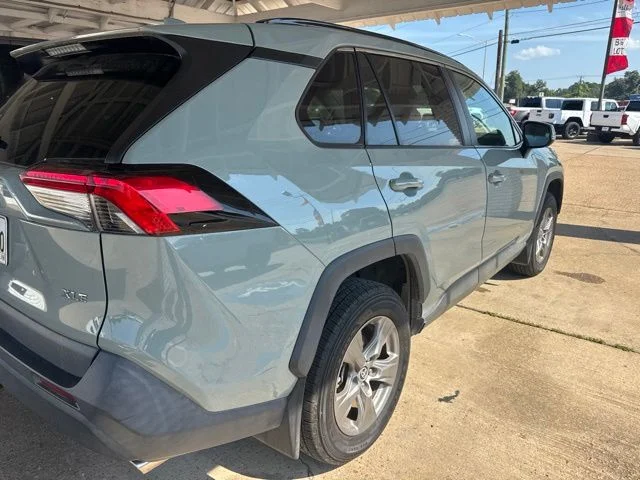 Used 2022  Toyota XLE image 3