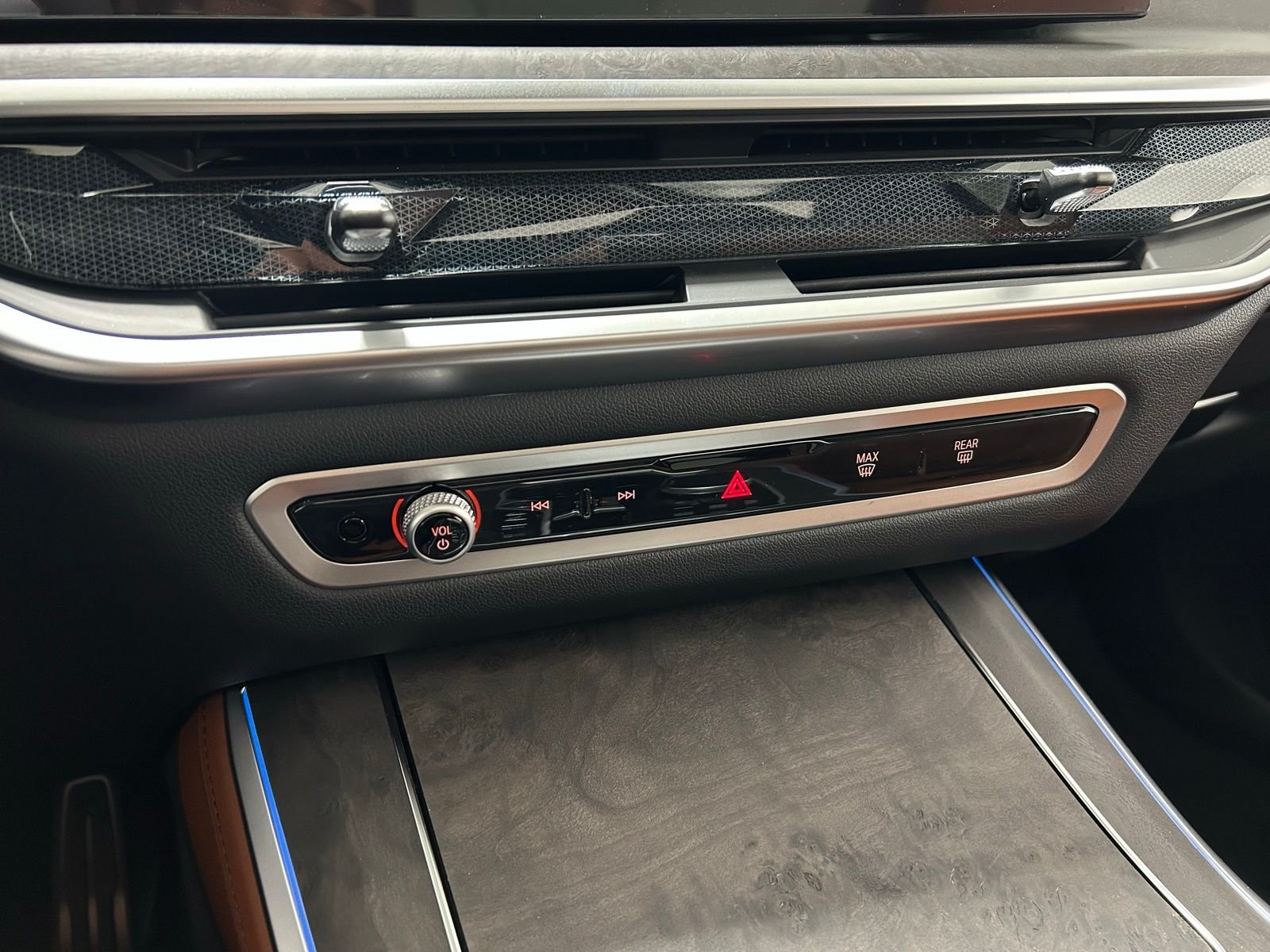 New 2026 Mineral White Metallic BMW xDrive50e image 19