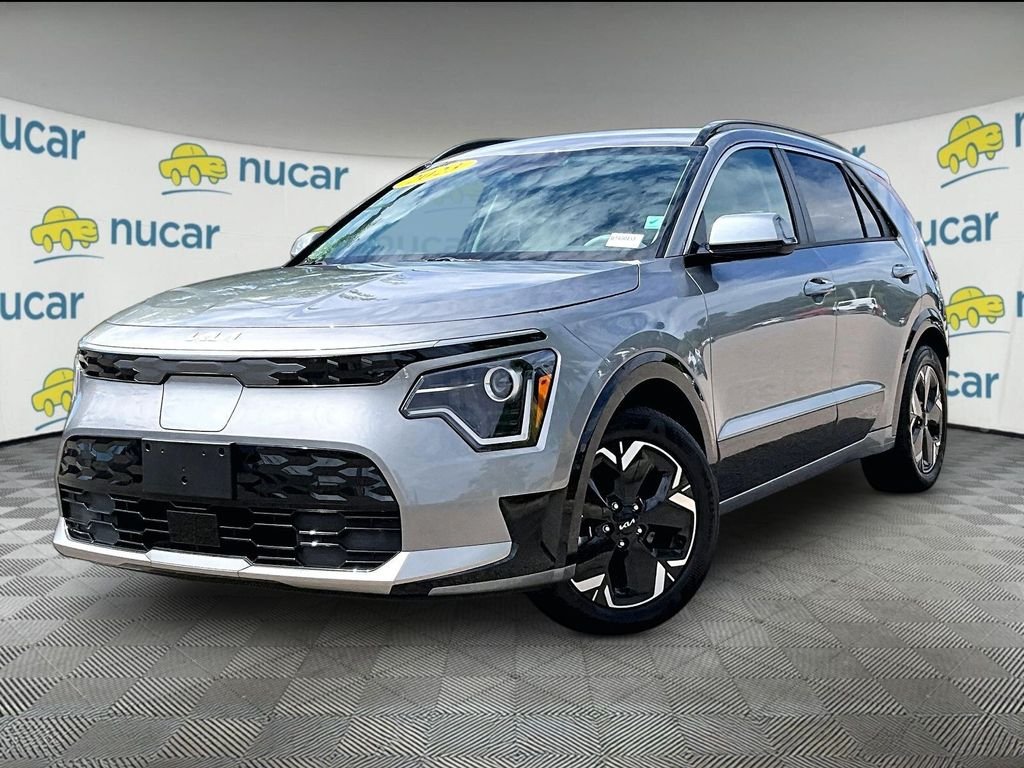 Used 2023 Gray Kia Wind image 3