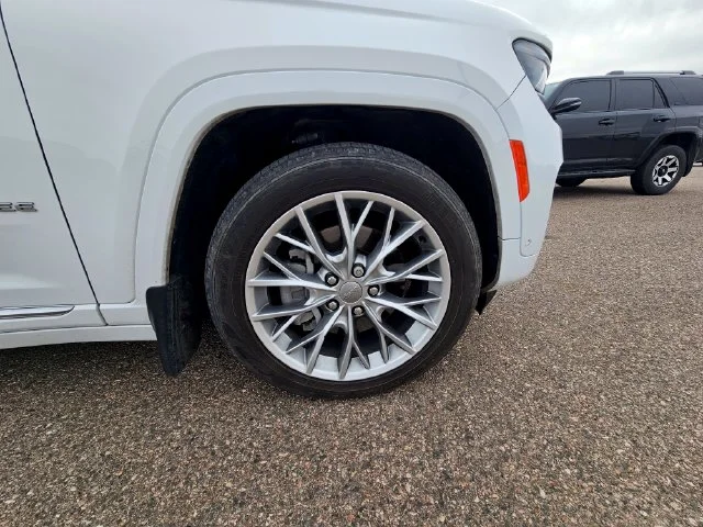 Used 2023  Jeep Summit image 25
