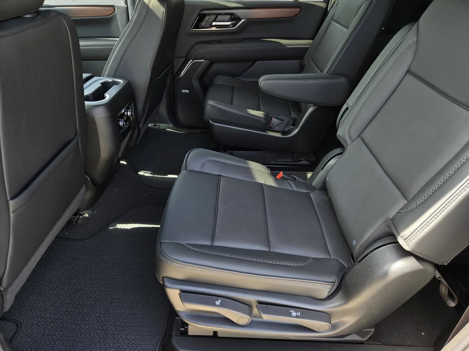 2026 GMC Yukon XL Denali - Photo 4
