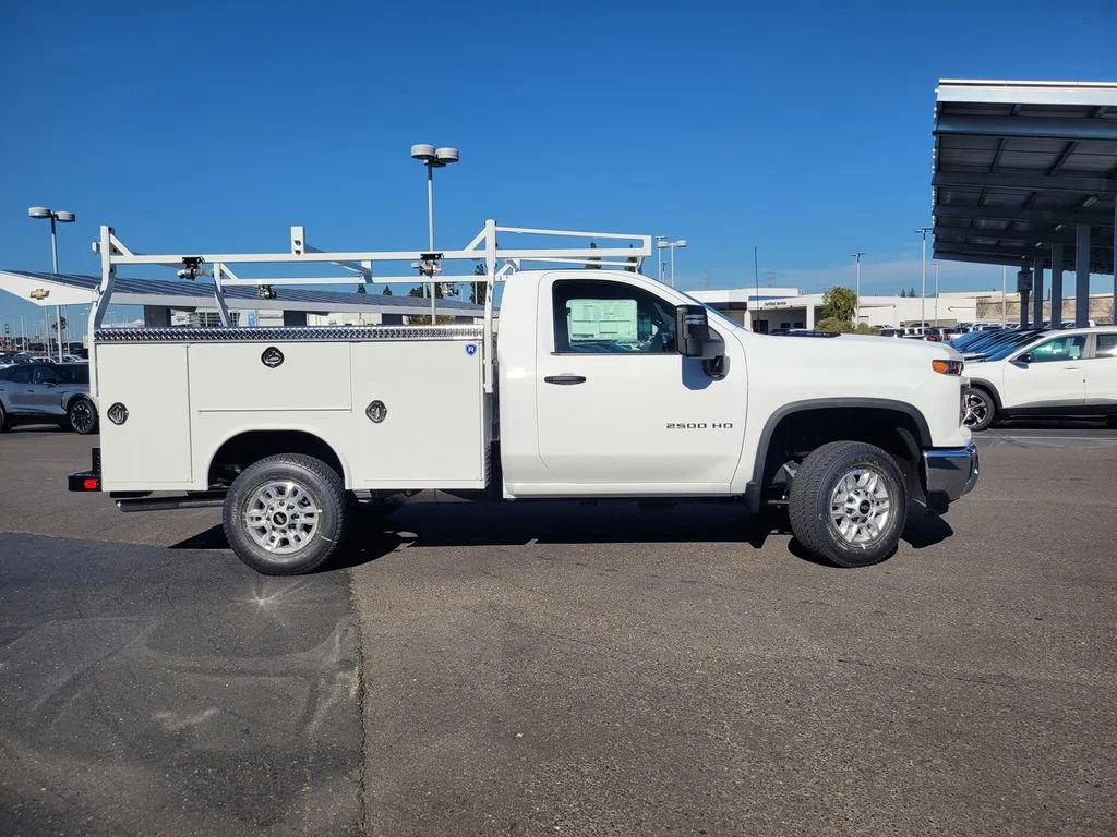 New 2026 Summit White Chevrolet WT image 3