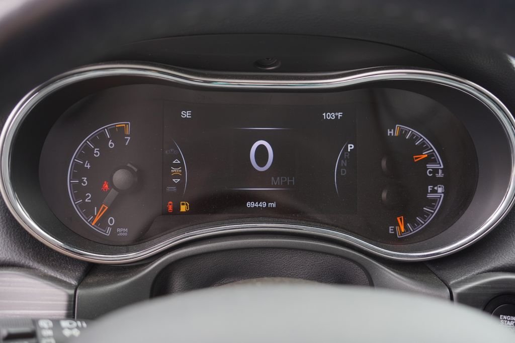 Used 2021 Gray Jeep Laredo X image 4