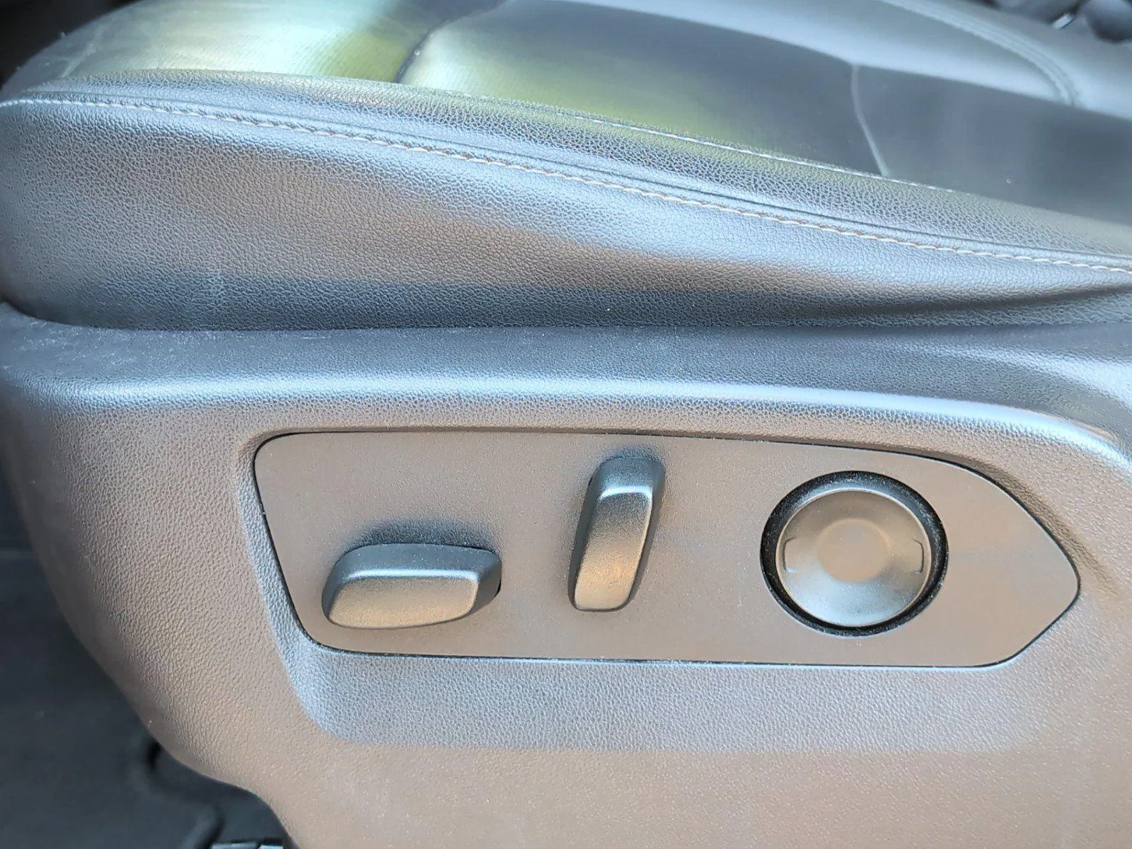 Used 2024 Onyx Black GMC SLT image 18