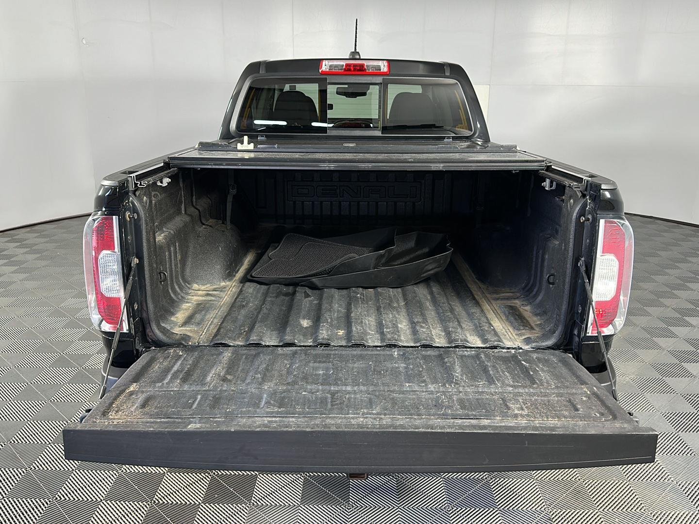 Used 2022 Onyx Black GMC 4WD Denali image 25