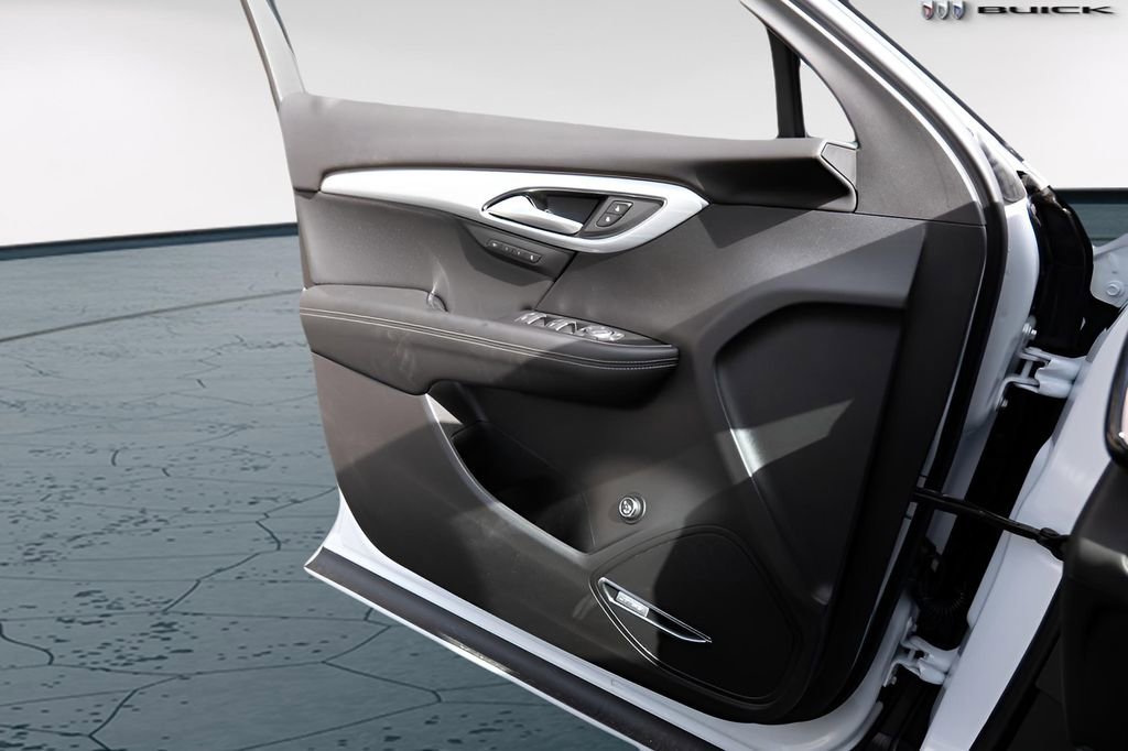 New 2026 Iridescent White Tricoat Buick Avenir image 18
