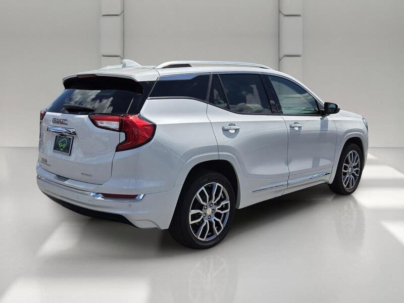 Used 2022 White Frost GMC AWD 4DR DENALI image 5