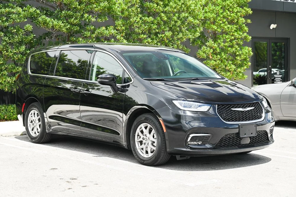 Used 2024 Black Chrysler Touring L image 3