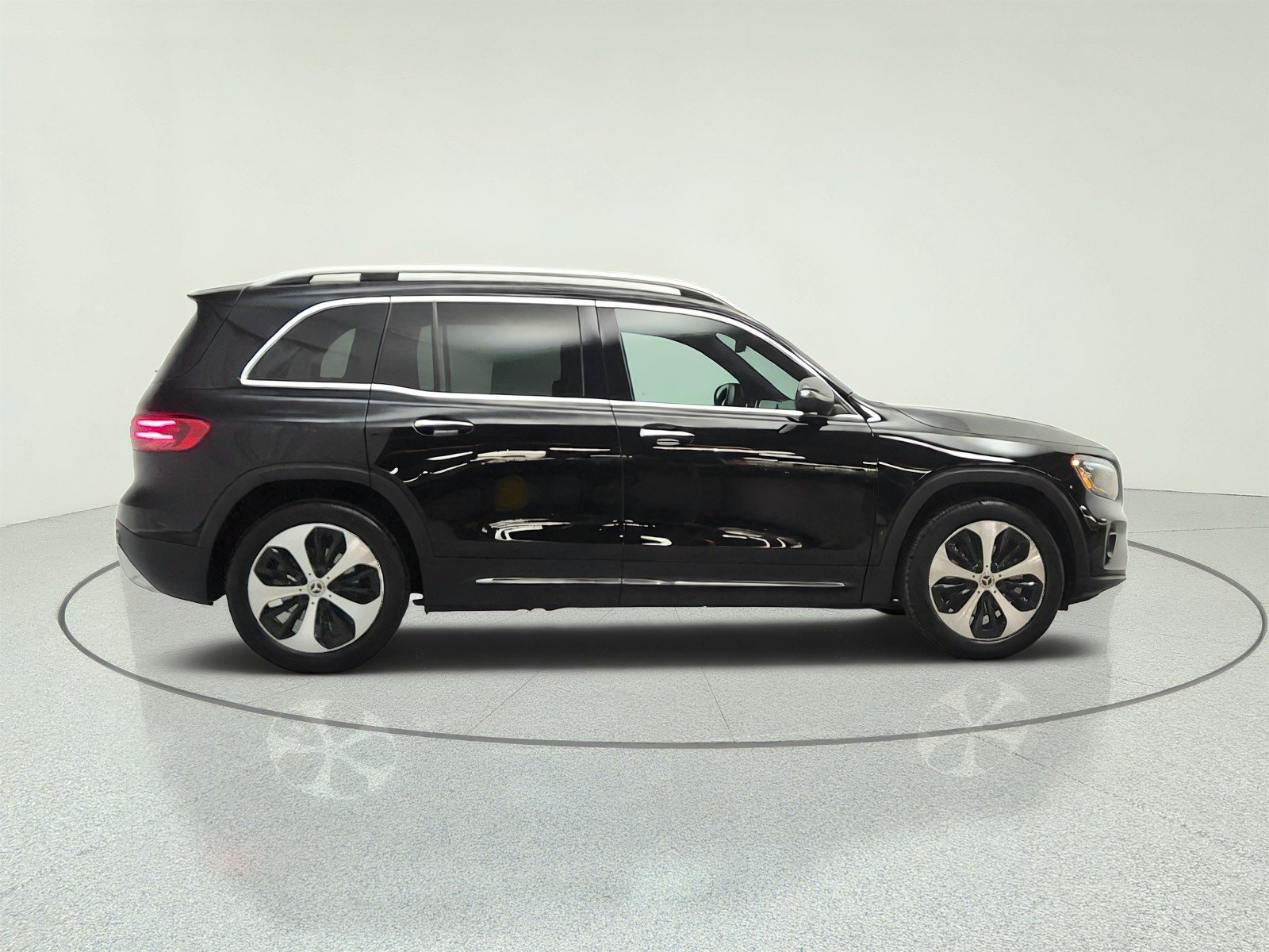 Used 2024 Night Black Mercedes-Benz GLB 250 SUV image 4