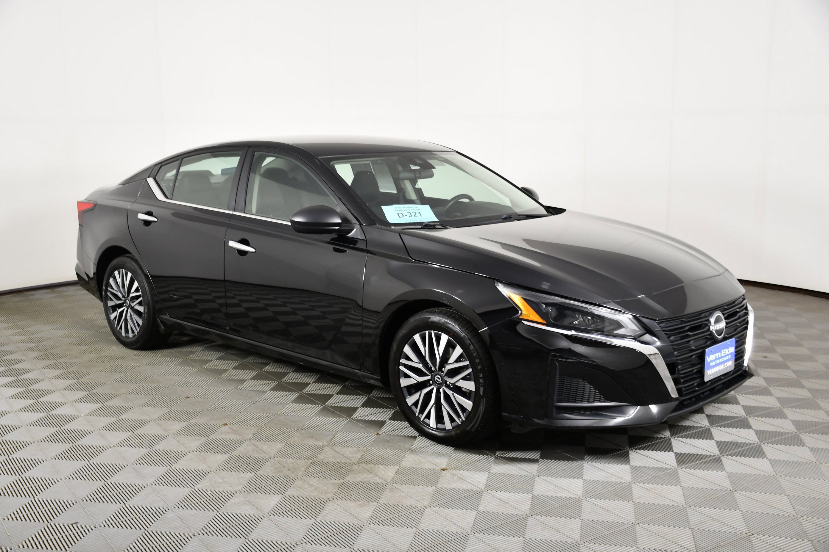 Used 2024 Super Black Nissan 2.5 SV image 4