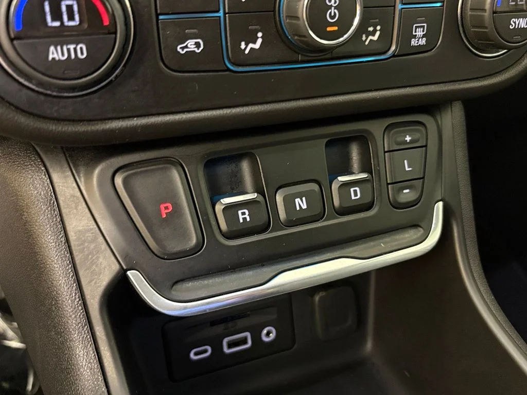 Used 2020 White GMC SLT image 28
