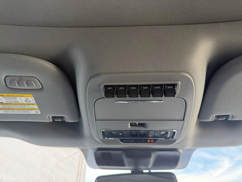 Used 2025 Oxford White Ford LARIAT 4WD CREW CAB 6.75 BOX image 31