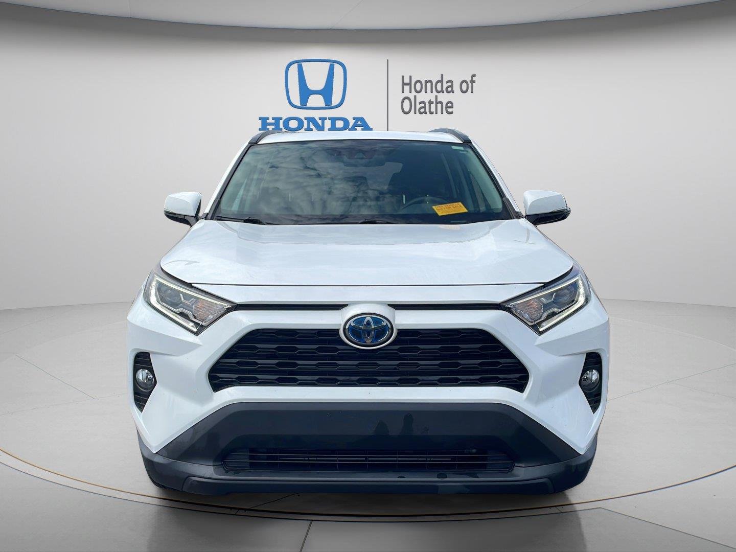 Used 2021 Super White Toyota Hybrid XLE image 8