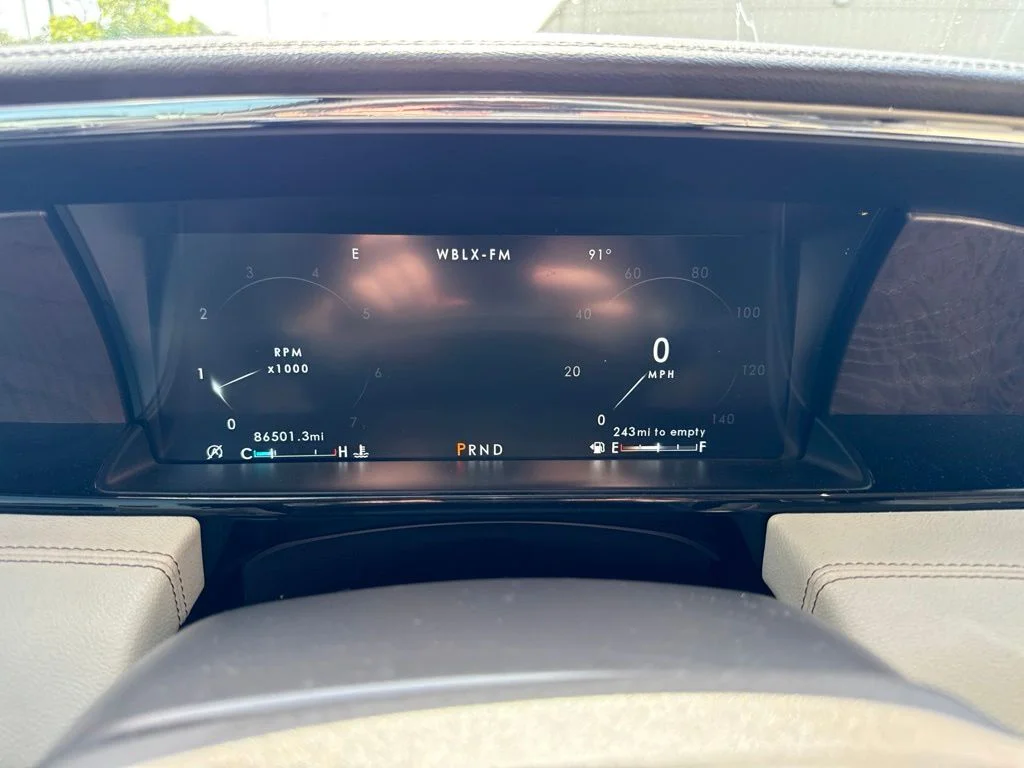 Used 2018 White Platinum Clearcoat Metallic Lincoln Select image 12