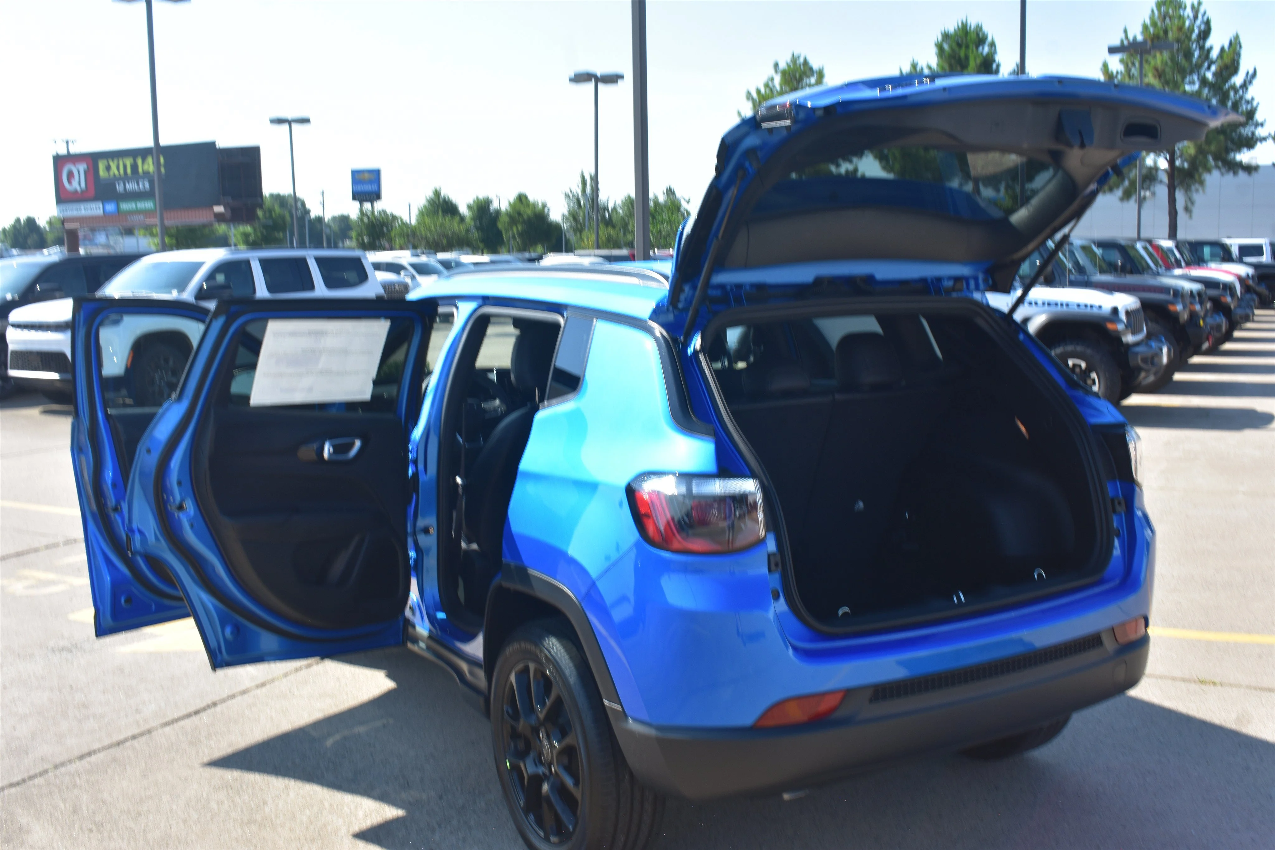 New 2026 Hydro Blue Pearlcoat Jeep Latitude Altitude image 15