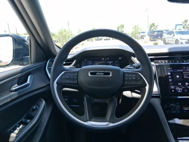 Used 2024 Gray Jeep Altitude image 9