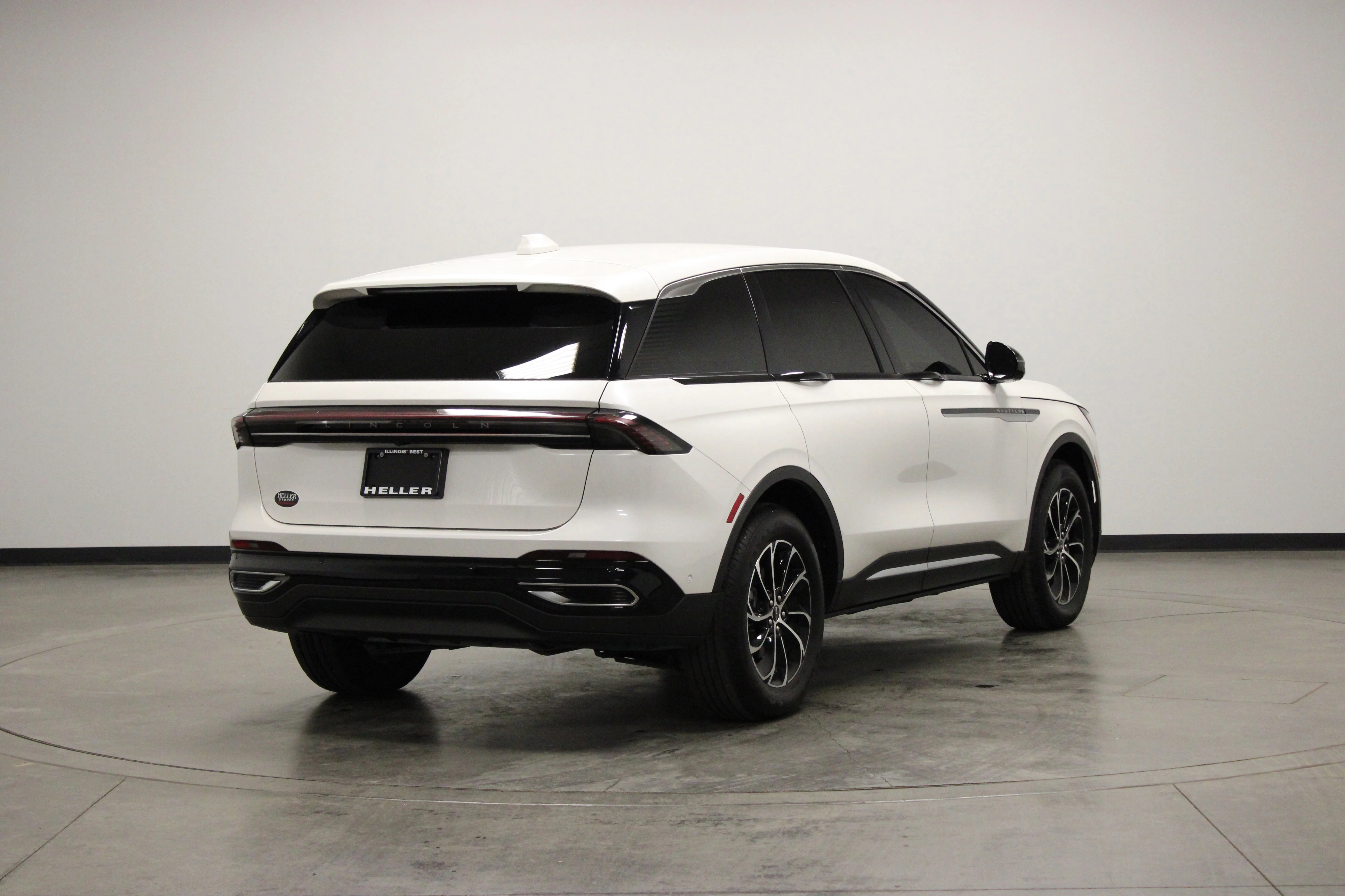 Used 2024 White Platinum Clearcoat Metallic Lincoln Premiere image 8