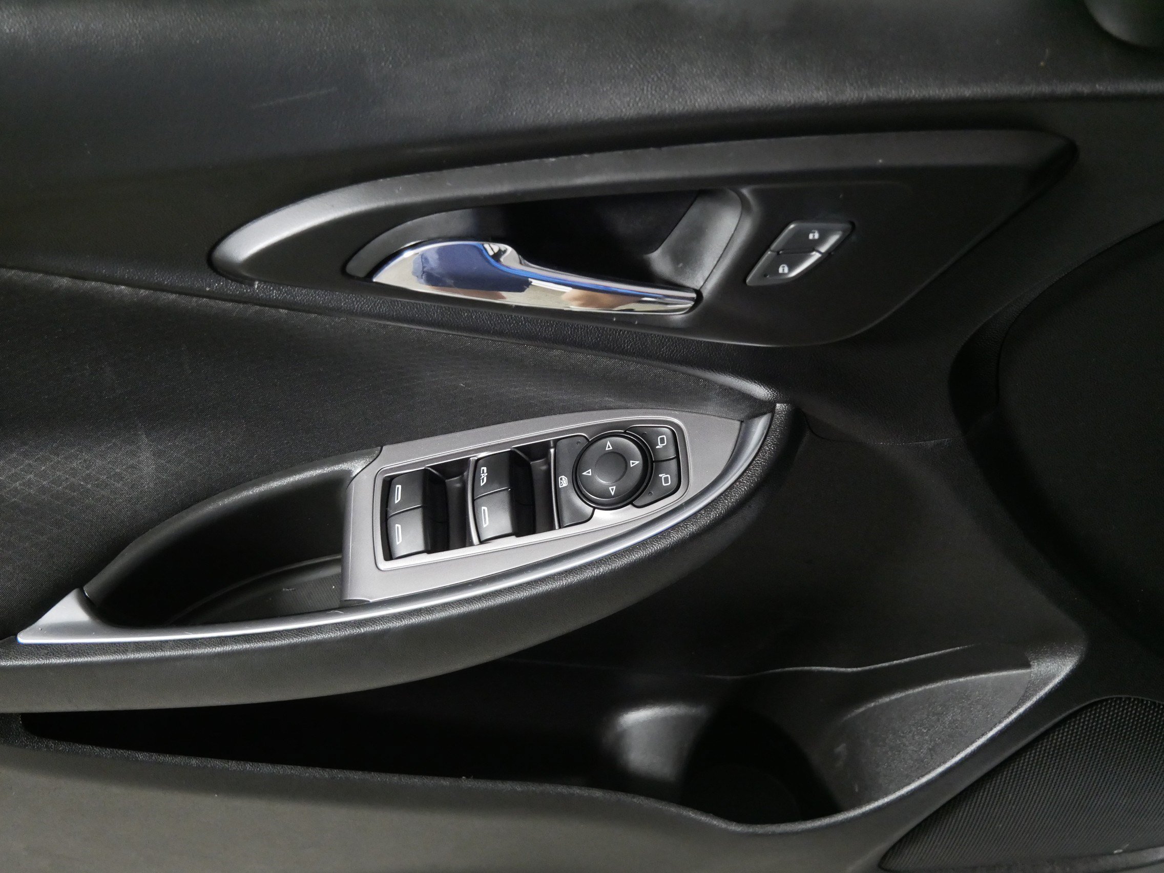 Used 2020 SUMMIT WHITE Chevrolet LT image 19