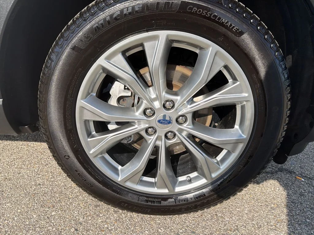 Used 2022 White Metallic Ford Limited image 12