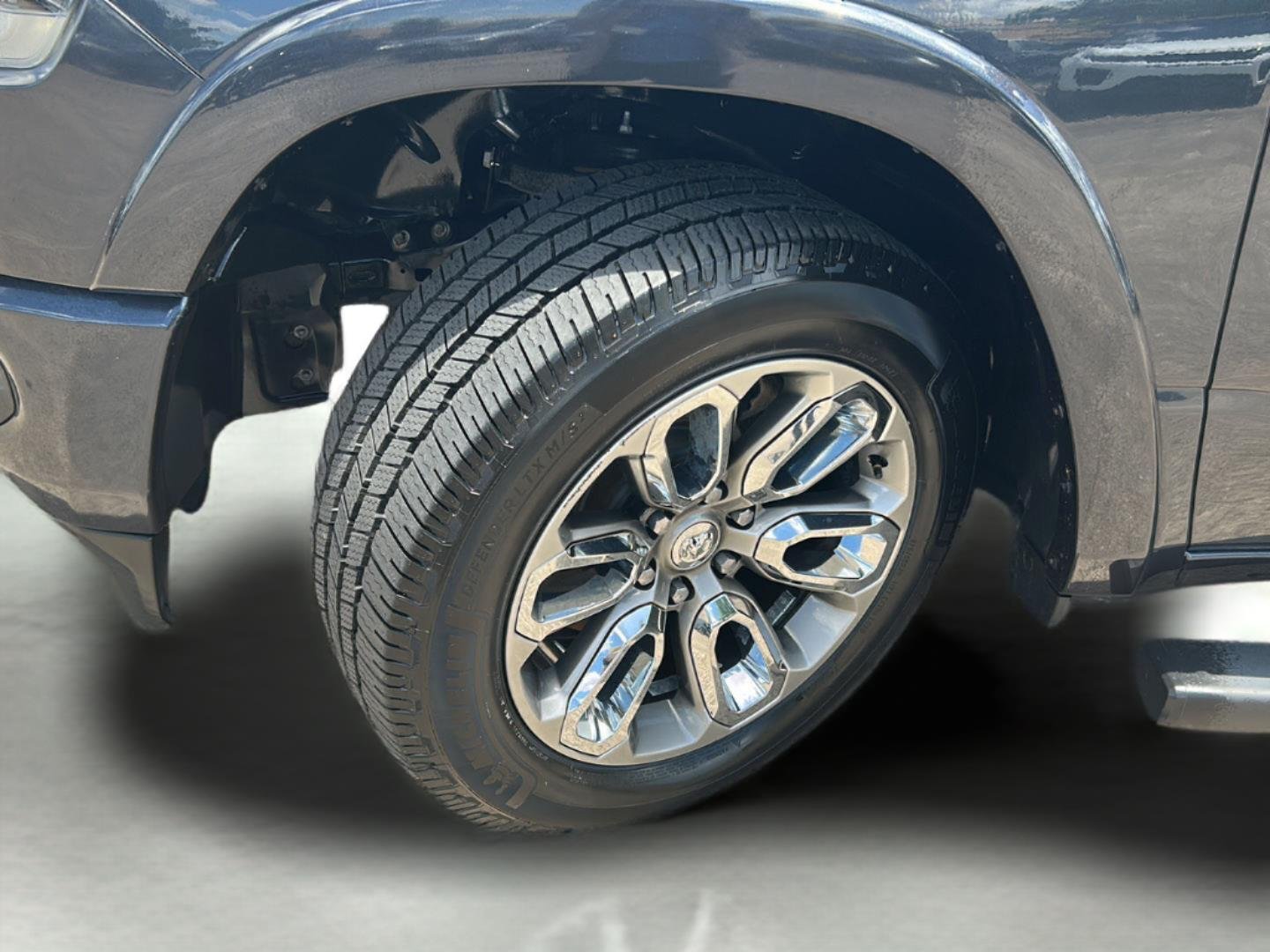 Used 2020 Diamond Black Crystal Pearlcoat Ram Laramie image 27