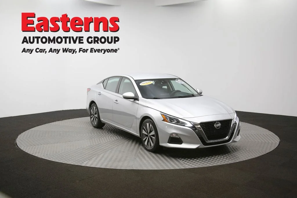 Used 2022 Silver Nissan 2.5 SV image 45