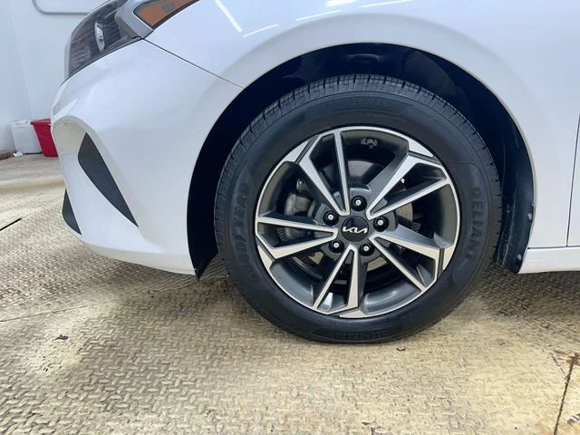 Used 2022 Snow White Pearl Kia LXS image 19