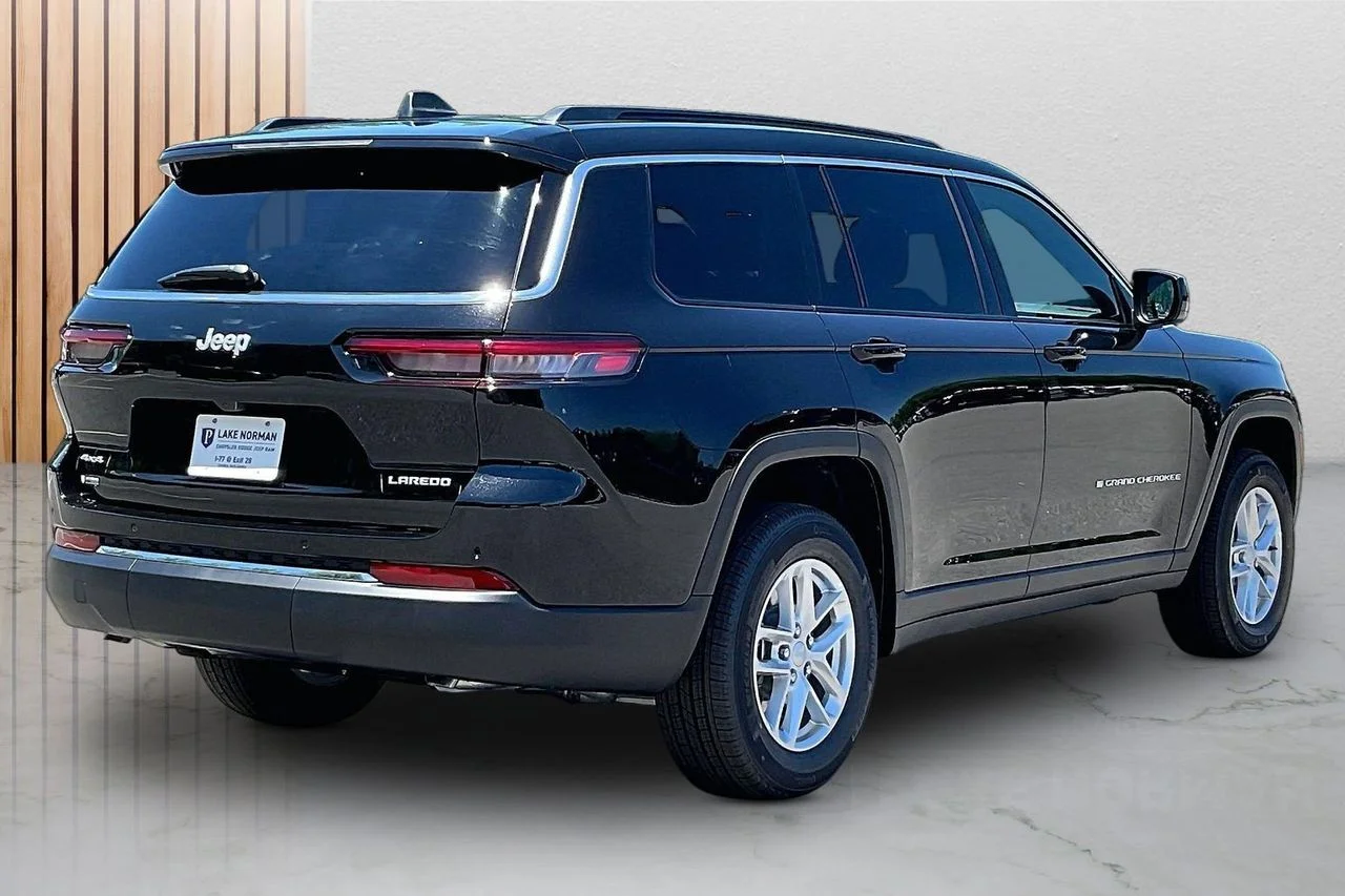 New 2026 Diamond Black Crystal Pearl-Coat Exterior Paint Jeep Laredo image 9