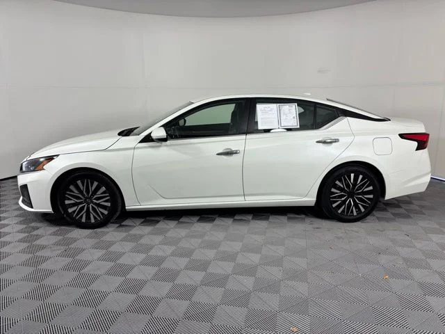 Used 2023 White Nissan 2.5 SV image 4